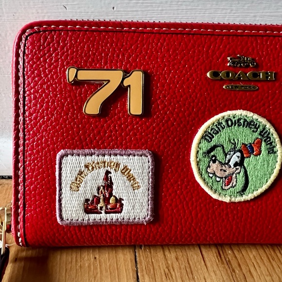 WALT DISNEY WORLD COACH 50TH ANNIVERSARY RED LEATHER PATCH WALLET MINNIE MOUSE - Picture 5 of 6